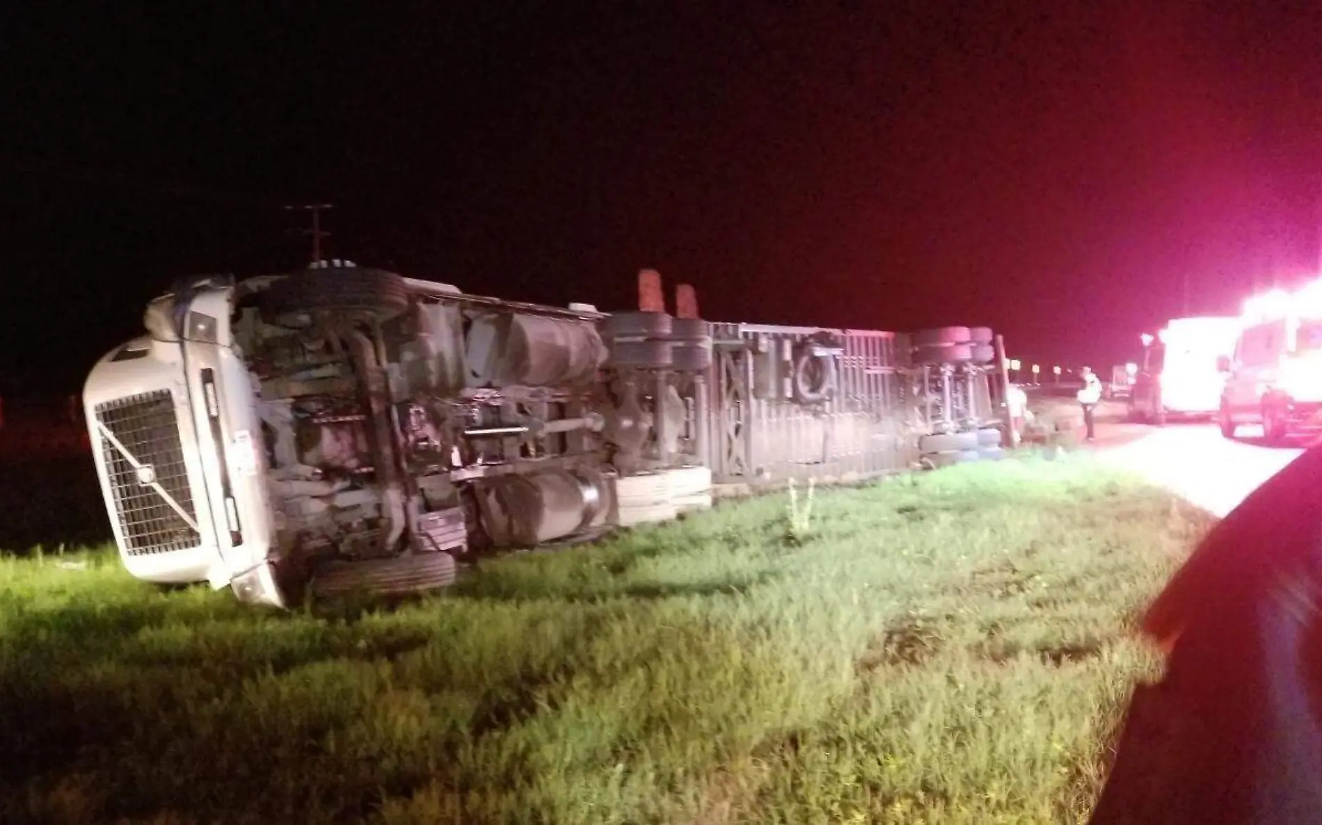 Vuelca tráiler cargado de chile en Vicente Guerrero 